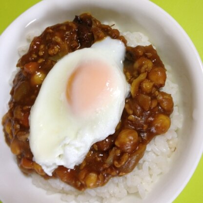 ホヌさんこんにちわ♬   レンジで温泉たまご、素敵♡  キーマカレーを作ったのでトッピングに(๑˃́ꇴ˂̀๑) /  レシピのおかげでカレーも素敵に♡